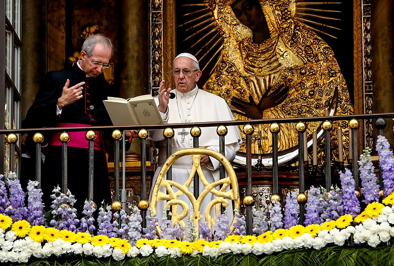 Popiežius lankosi Aušros vartuose / Vidmanto Balkūno / 15min nuotr.