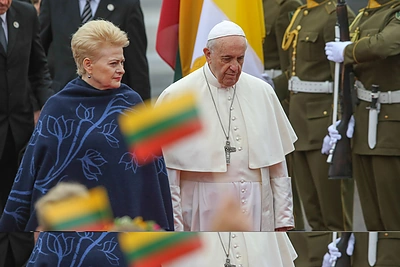 Vilniaus oro uoste sutinkamas popiežius Pranciškus / Vidmanto Balkūno / 15min nuotr.