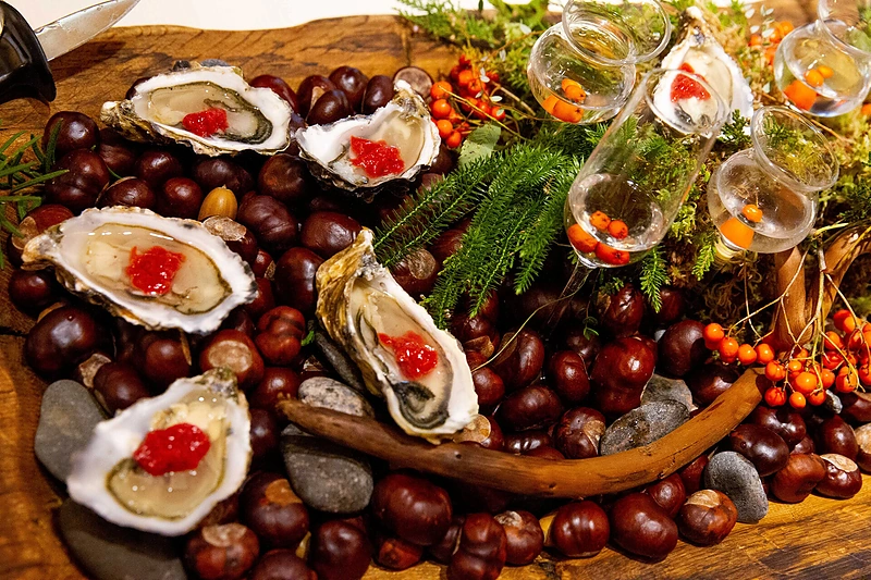 Antradienio vakarą gurmanai rinkosi į 6-ąjį austrių gliaudymo čempionatą