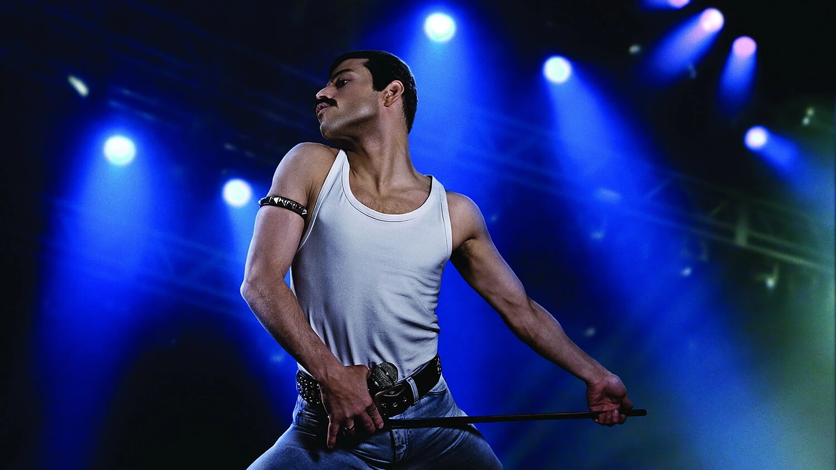 Kadrai iš muzikinės biografinės dramos „Bohemijos Rapsodija“ (orig. „Bohemian Rhapsody“).