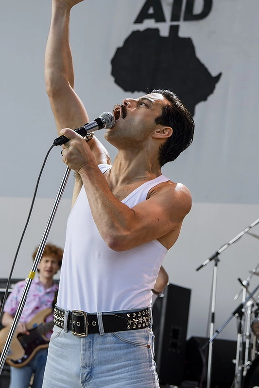 Kadrai iš muzikinės biografinės dramos „Bohemijos Rapsodija“ (orig. „Bohemian Rhapsody“).