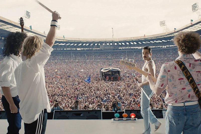 Kadrai iš muzikinės biografinės dramos „Bohemijos Rapsodija“ (orig. „Bohemian Rhapsody“).