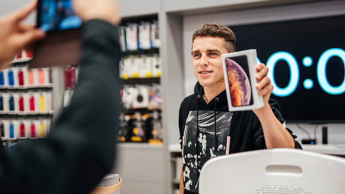 Ištikimiausi gerbėjai dėl naujojo „iPhone“ susirinko naktį