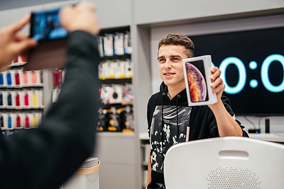 Ištikimiausi gerbėjai dėl naujojo „iPhone“ susirinko naktį