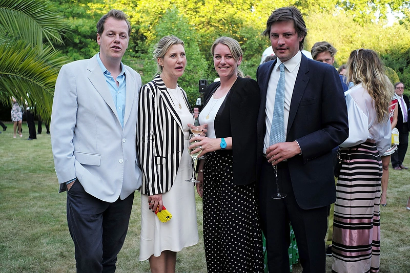 Kornvalio hercogienė Camilla ir jos vaikai Tomas Parkeris Bowlesas bei Laura Lopes