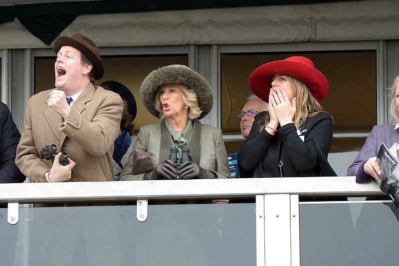 Kornvalio hercogienė Camilla ir jos vaikai Tomas Parkeris Bowlesas bei Laura Lopes