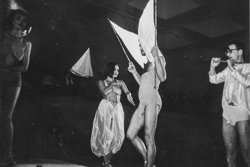 S. Straukaitės kolekcija, 1992 m. Drabužius demonstruoja J. Statkevičius, R. Piekautaitė, M. Jacovskis