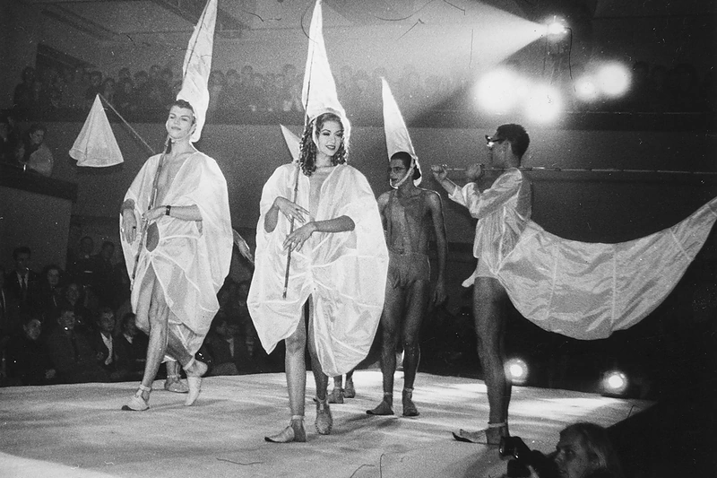 S. Straukaitės kolekcija, 1992 m. Drabužius demonstruoja J. Statkevičius, R. Piekautaitė, M. Jacovskis