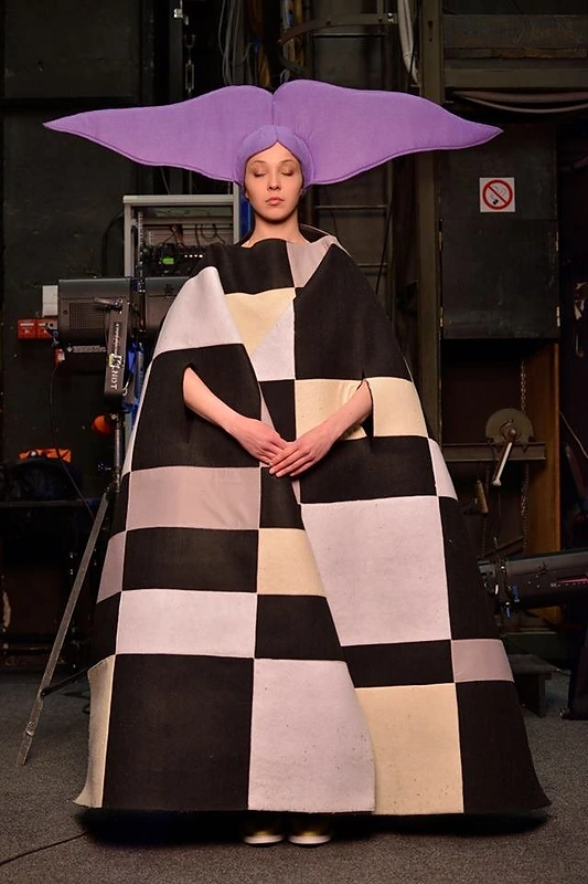 S. Straukaitės kostiumai spektakliui „Kaulinis senis ant geležinio kalno“