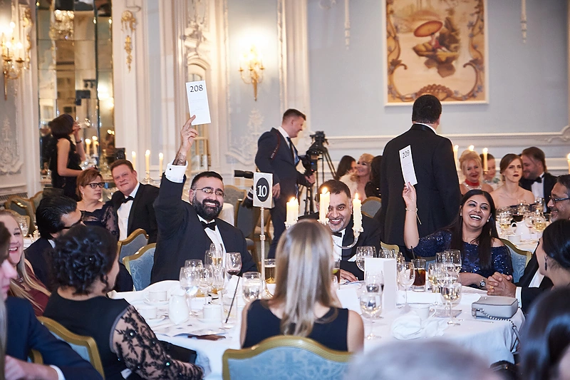 Londone suburti svečiai vėl aukos Lietuvos vaikams