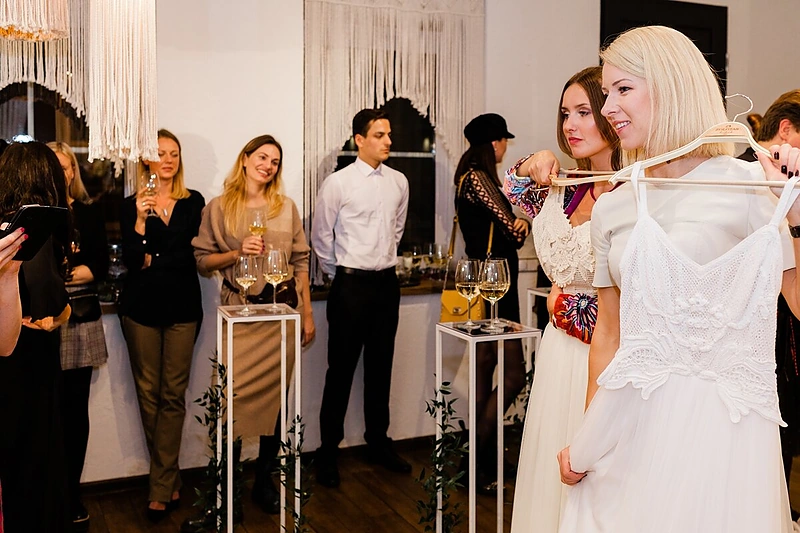 Vestuvinių suknelių pristatymo akimirka