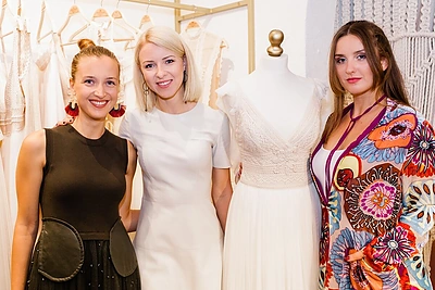 Vestuvinių suknelių pristatymo akimirka