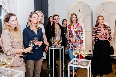 Vestuvinių suknelių pristatymo akimirka