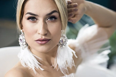 Vakarinių suknelių ir prabangių papuošalų fotosesijos akimirkos