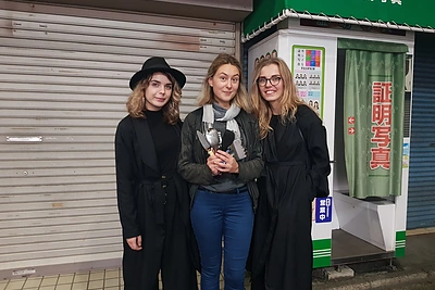 Jolita Vaitkutė ir Marija (viduryje), padėjusi rasti japoniškos žemės