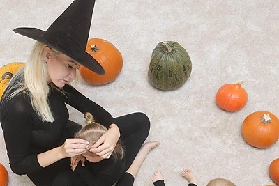 Erika Purauskytė su dukromis švenčia Heloviną