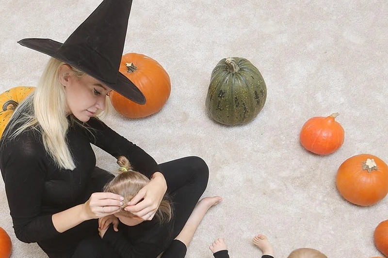 Erika Purauskytė su dukromis švenčia Heloviną