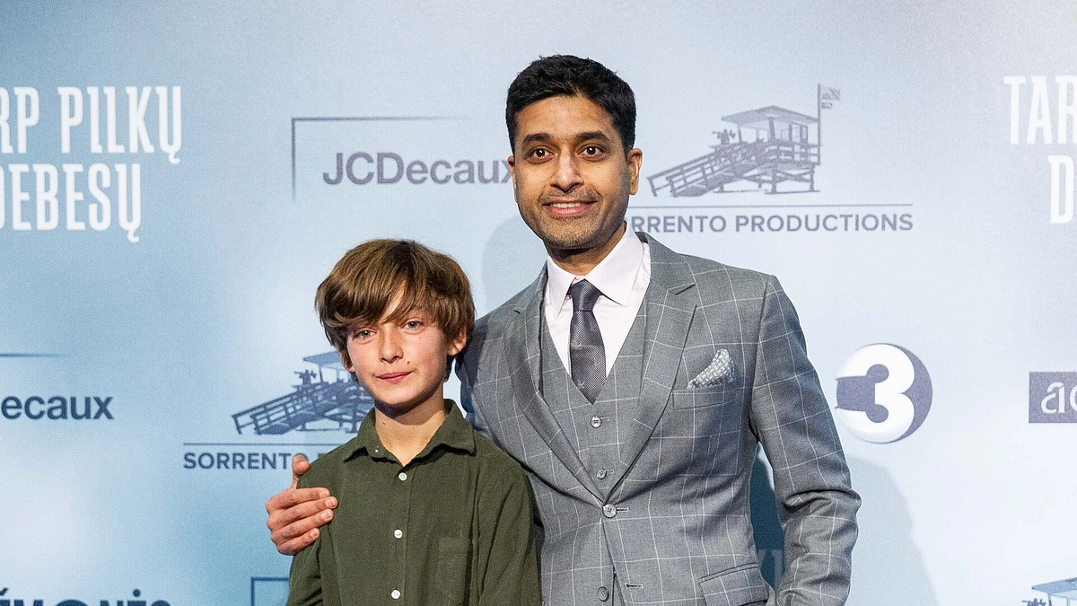 Filmo „Tarp pilkų debesų“ prodiuseris Prithvi Chavan (dešinėje) ir aktorius Tomas Sweetas