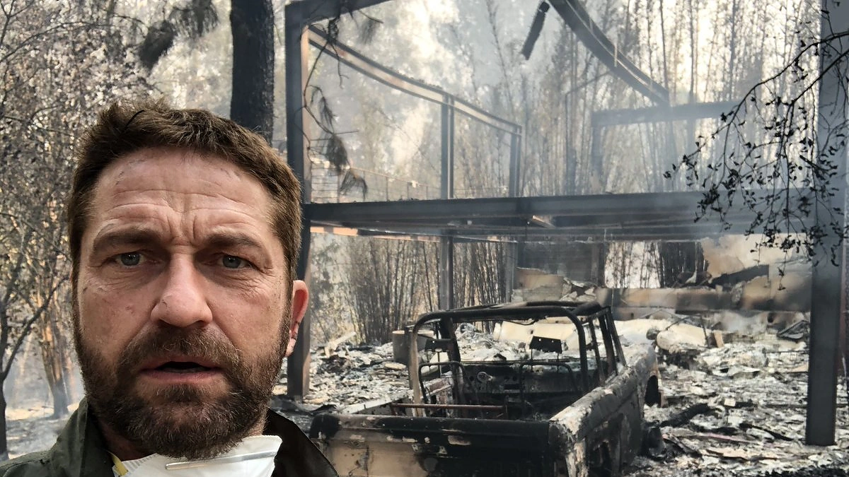 Gerardas Butleris prie savo sudegusių namų