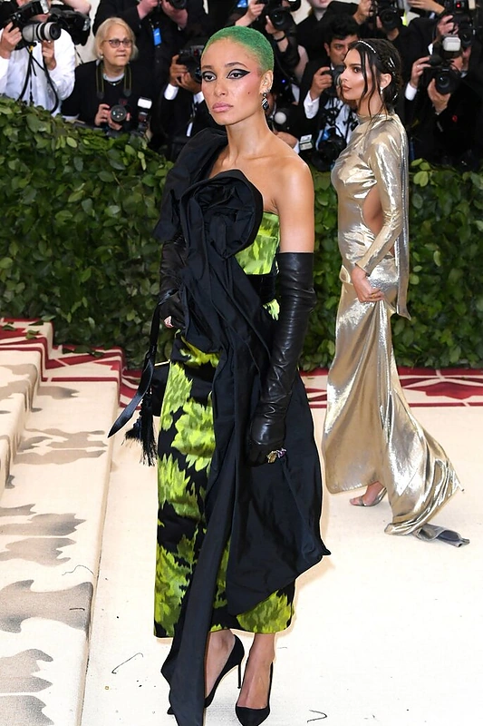 Adwoa Aboah. Kostiumų instituto pokylyje. Suknelė – „Marc Jacobs“, papuošalai – „John Hardy“