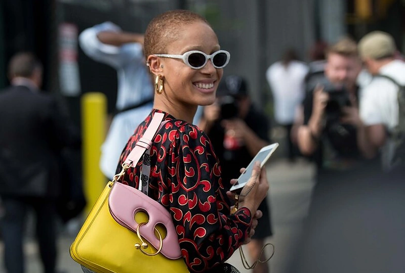 Adwoa Aboah. Margi marškiniai – „Yves Saint Laurent“ vintažas, papuošalai – juvelyrės Jennifer Fisher. Tačiau įvaizdžio akcentas – daugiau nei tūkstantį svarų kainuojanti „J. W. Anderson“ rankinė