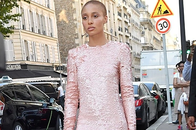 Adwoa Aboah. Per ilgus metus ant podiumo Adwoa išmoko derinti nesuderinamus dalykus. Žvyneliais dekoruota suknelė – „Givenchy“, sportinė rankinė – „Prada“