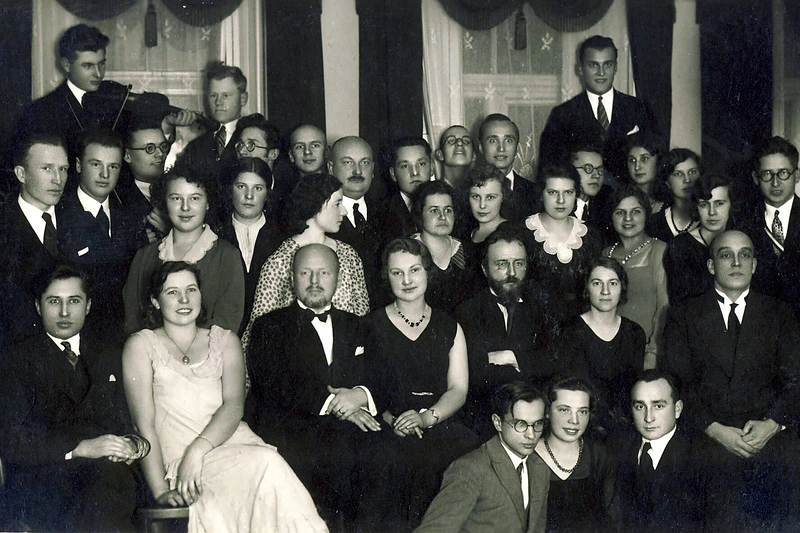 Matematikos-Fizikos studentų draugijos arbatėlė, 1931 m. lapkričio 28 d. Centre: prof. Zigmas Žemaitis ir prof. Viktoras Biržiška.