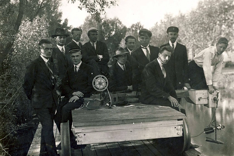 Prof. S. Kolupaila su Technikos fakulteto studentais praktikos užsiėmimuose, 1939 m.