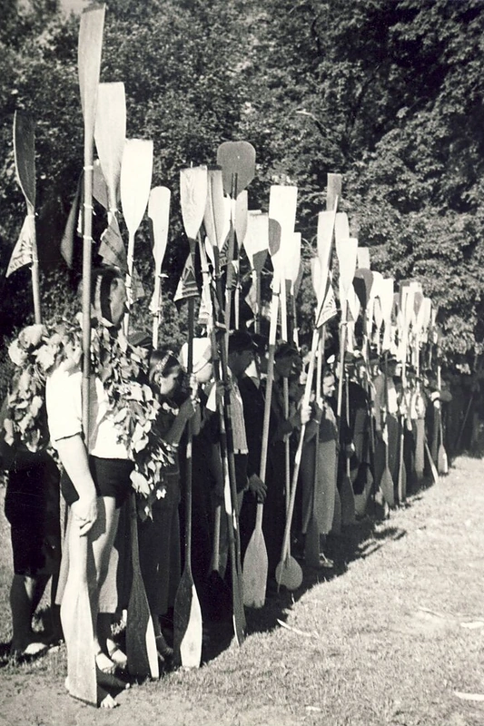 Studentai pasiruošę žygiui su baidarėmis, 1938 m.