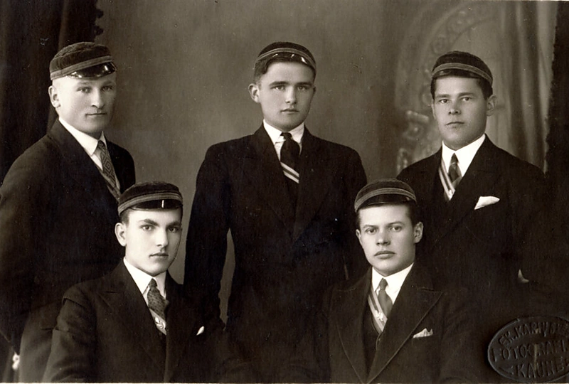 Studentų ateitininkų korporacijos „Grandis“ valdyba, 1935–1936 m. Centre – pirmininkas Juozas Linkaitis (originalas – Vytauto Didžiojo karo muziejuje)