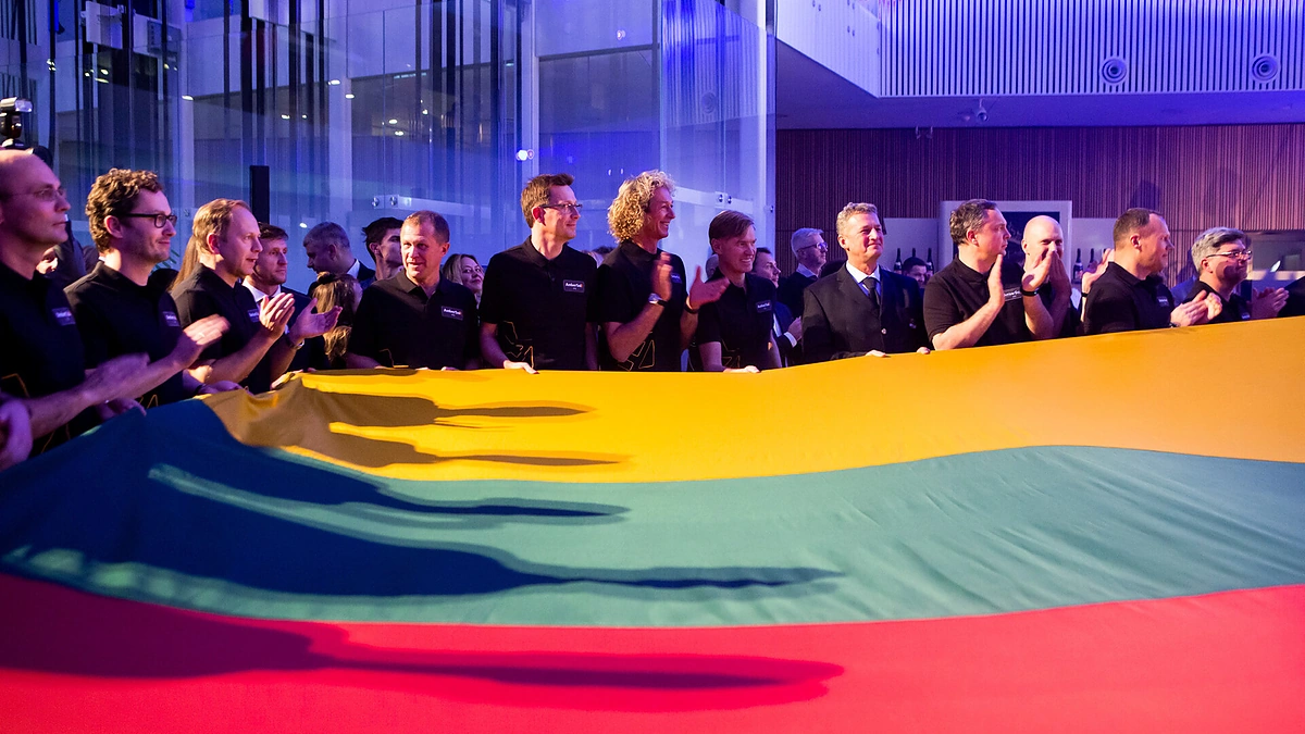 VO65 jachtos AMBERSAIL-II pristatymo akimirka