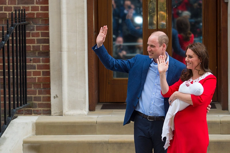 Princas Williamas su žmona Kate bei sūnumi Louisu