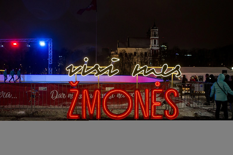 Lukiškių aikštėje – kalėdinė čiuožykla/Pauliaus Peleckio nuotr.