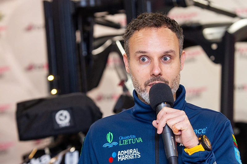 Karolis Mieliauskas leidžiasi į kelionę motociklu nuo Jakutsko iki Oimiakono/ Pauliaus Peleckio nuotr.