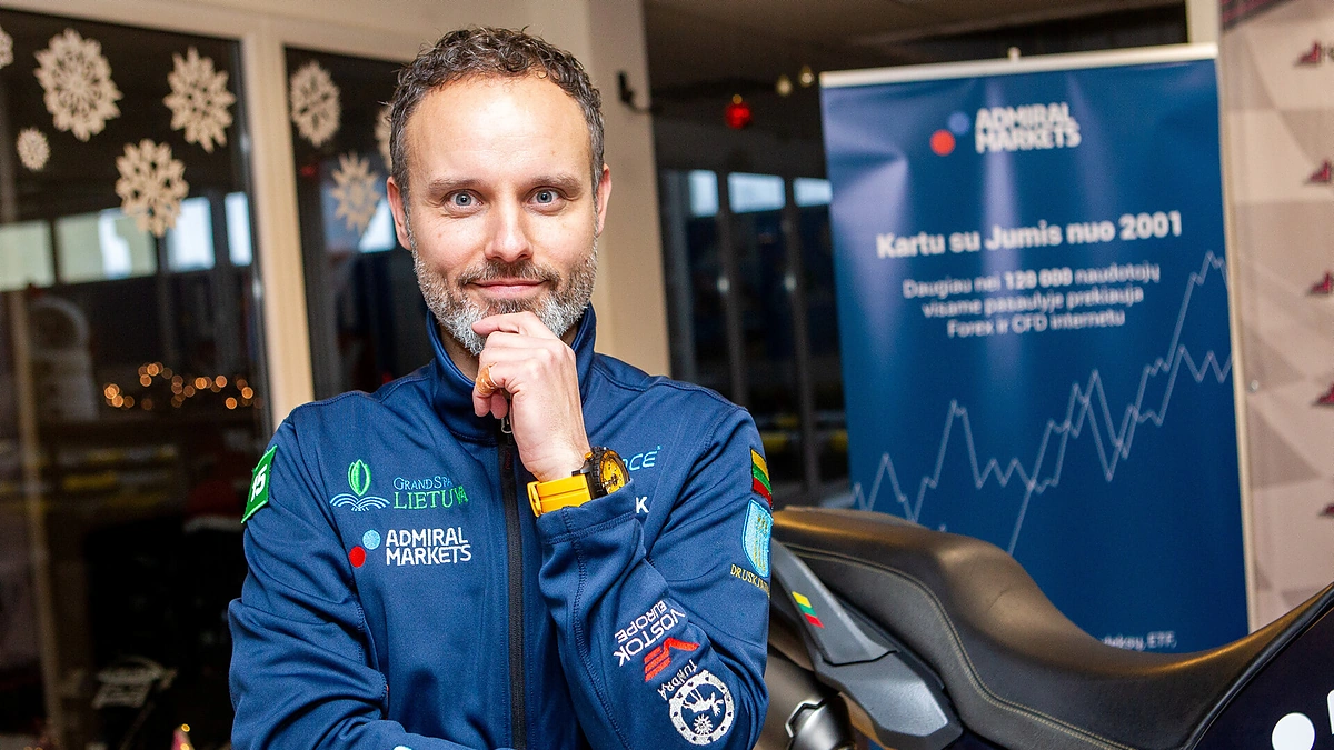 Karolis Mieliauskas leidžiasi į kelionę motociklu nuo Jakutsko iki Oimiakono/ Pauliaus Peleckio nuotr.