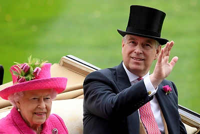 Seksualiniu išnaudojimu kaltinamas princas Andrew atsisako sosto pareigų: jas perims Elizabeth II