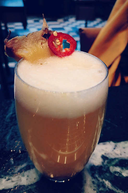 Kokteilis su rūkytu ananasu