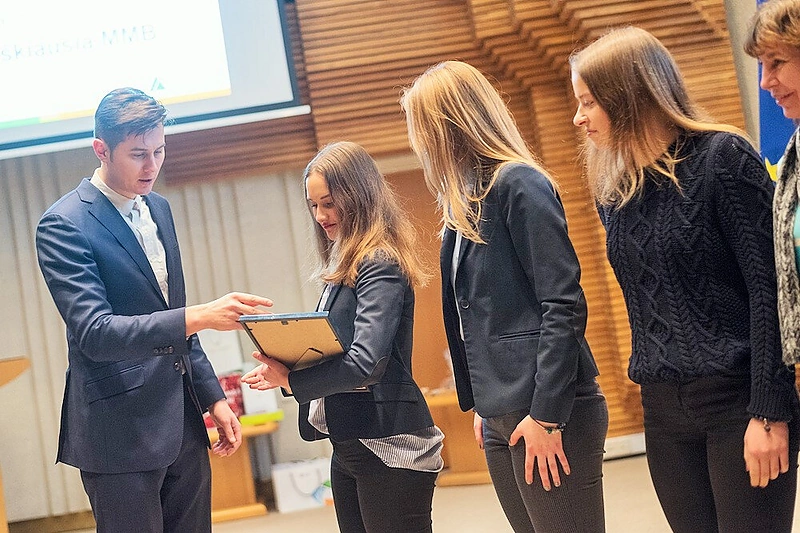 Akvilė Ričkutė (centre) buvo pripažinta 2017 metų jaunimo verslo lydere, nuotr. iš asm. albumo