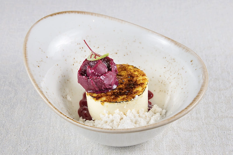 Karamelizuotas varškės kremas su aviečių šerbetu