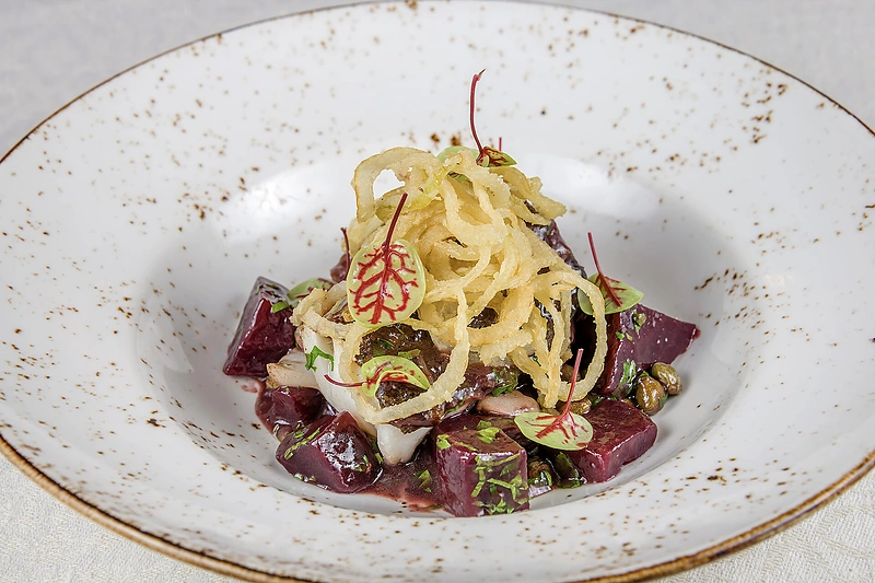 Kepta menkės filė su burokėliais, kaparėliais bei traškiais svogūnais