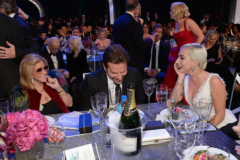 Bradley Cooperis su mama Gloria ir Lady Gaga/Scanpix nuotr.