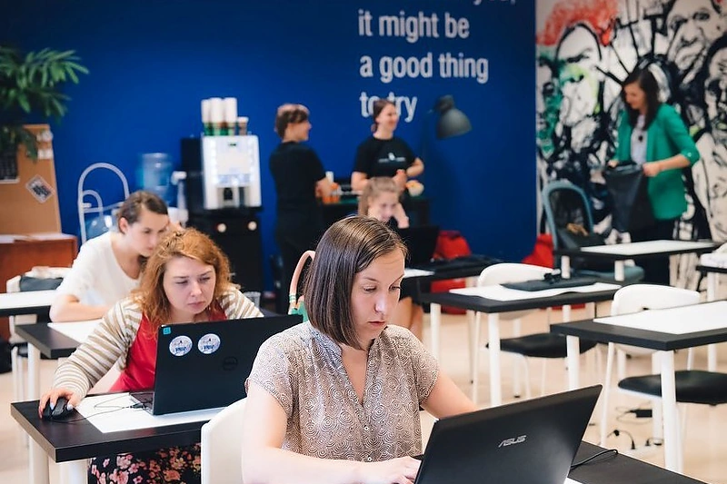 Apie pusė programavimo mokyklos moksleivių atkeliauja iš visiškai su informacinėmis technologijomis nesusijusių sričių/Bendrovės nuotr.