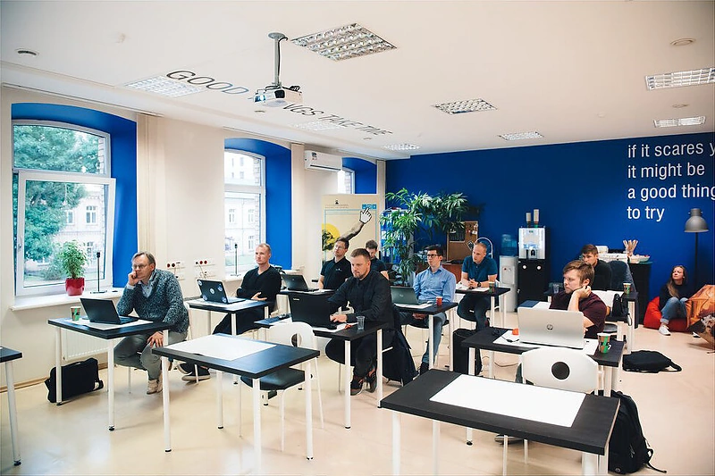 Programavimo mokyklos įkūrėja teigia, kad mokytis niekada nėra vėlu, tereikia tikėti savimi ir nebijoti prašyti pagalbos/Bendrovės nuotr.