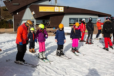 Žiemą vaikai tradiciškai palydi ant slidžių / G. Skaraitienės nuotr.