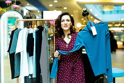 Agnė Gilytė pristato pavasarišką, labai patogų drabužį/Gretos Skaraitienės nuor.