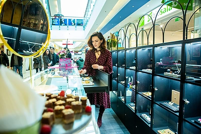 Agnė Gilytė pristato pavasarišką, labai patogų drabužį/Gretos Skaraitienės nuor.