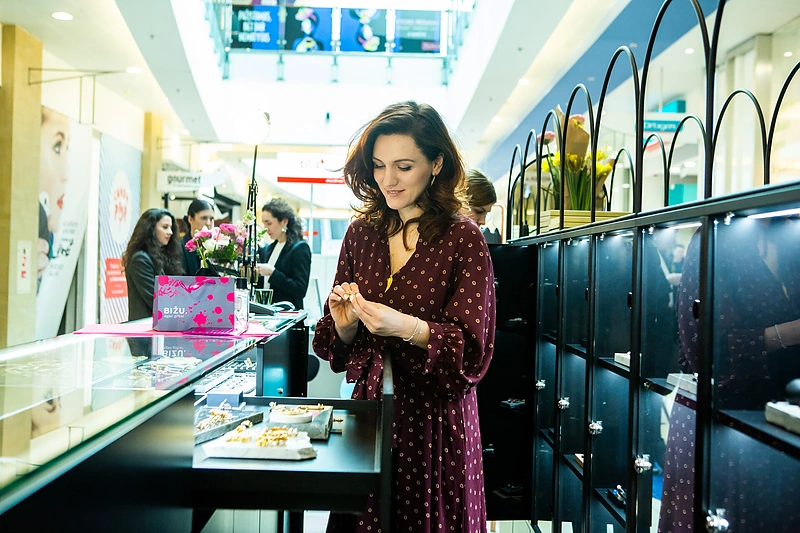 Agnė Gilytė pristato pavasarišką, labai patogų drabužį/Gretos Skaraitienės nuor.