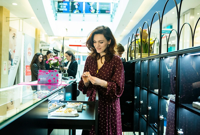 Agnė Gilytė pristato pavasarišką, labai patogų drabužį/Gretos Skaraitienės nuor.