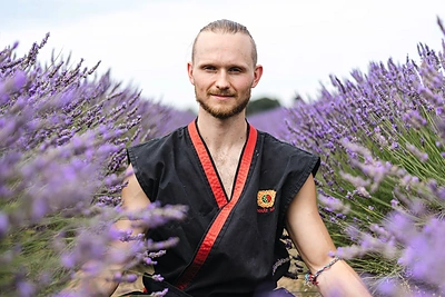 Laimę svetur radęs kovos menų meistras Adomas: „Didžiausia dovana – darbas su Anthony Hopkinsu ir Tomu Hiddlestonu“