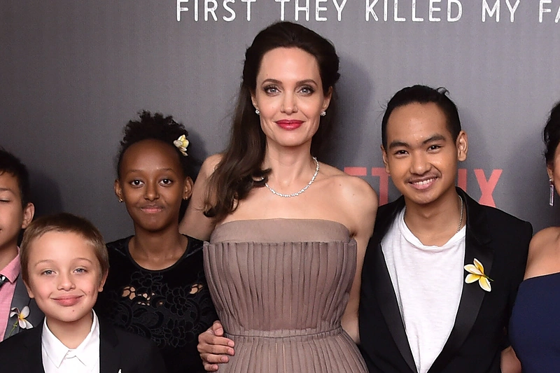 Angelina Jolie su savo vaikais/Vida Press nuotr.